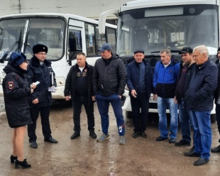 Полицейские поздравили водителей с предстоящим праздником