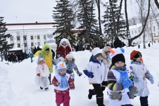 На площади Мира состоялся фестиваль "День снега"